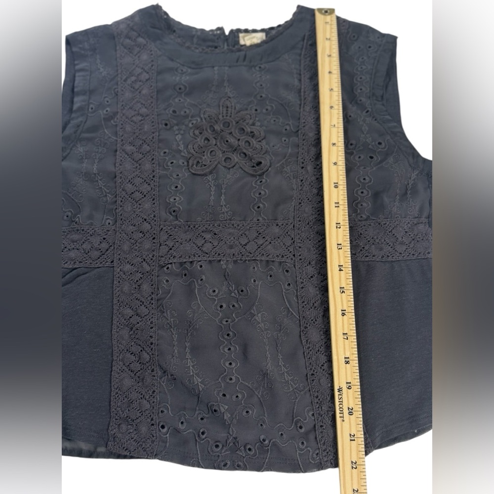 Anthropologie Tiny XS Gray Lace Crochet Top Blouse Short Sleeve Eyelet Maddie - Picture 10 of 10